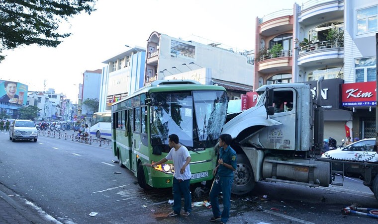 Kinh hoang container lao vao xe buyt, nhieu nguoi bi thuong-Hinh-2